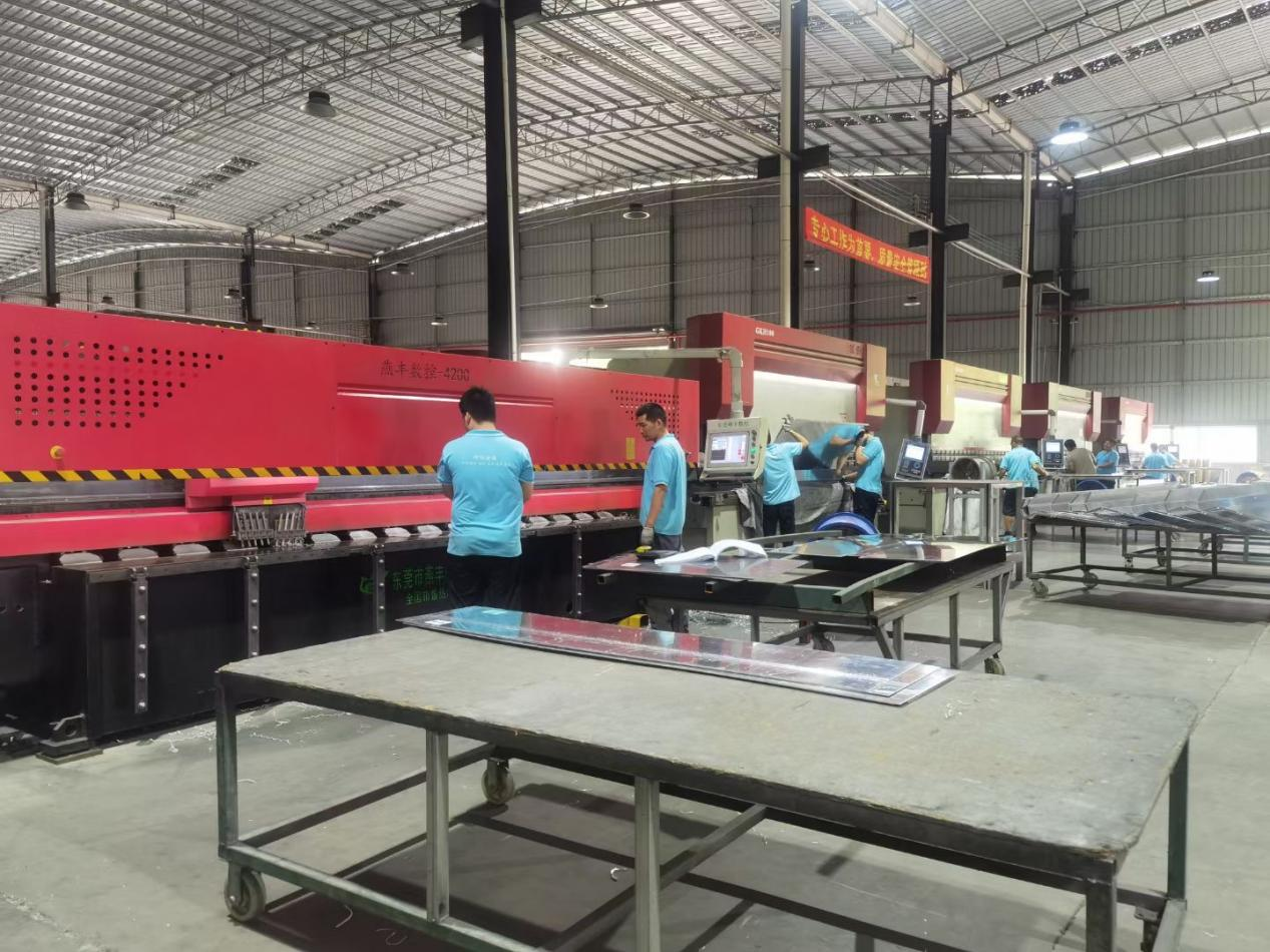 Semangat pengerjaan bengkel veneer aluminium bersinar terang