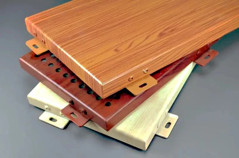 Apa itu plat aluminium biji -bijian kayu imitasi? Awalnya, itu adalah bahan dinding tirai yang disukai untuk rumah mewah