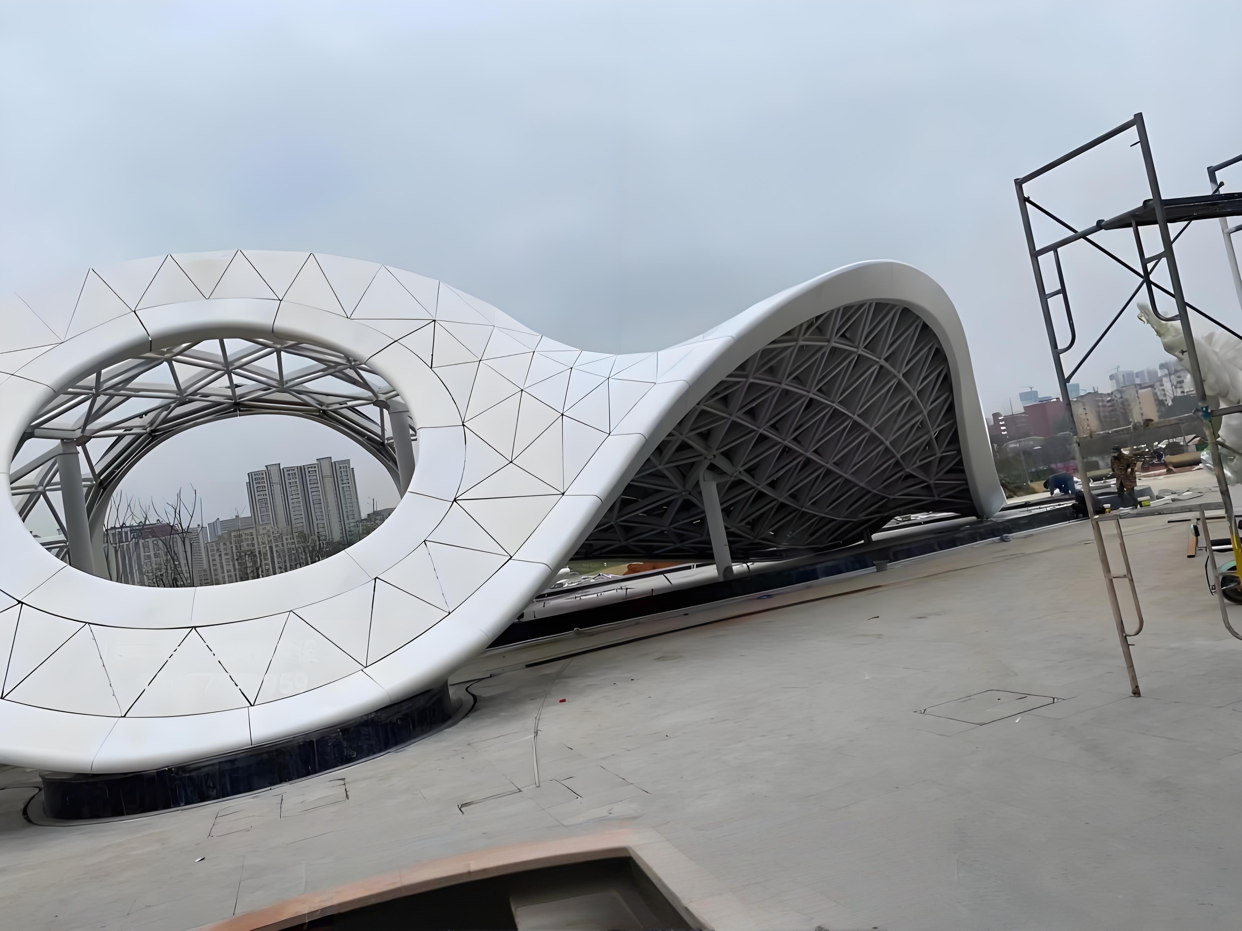 Konsep teknologi pembentukan di tempat untuk panel aluminium melengkung