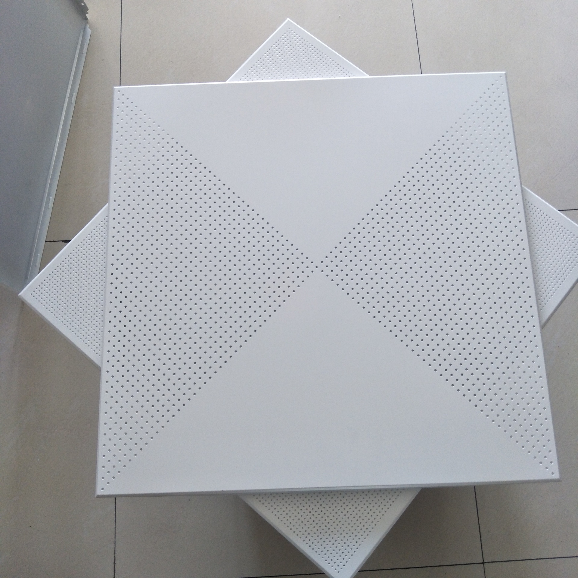 Panel Tombol Aluminium vs Panel Komposit Aluminium